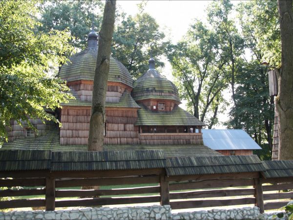 Cerkiew Narodzenia Przenajświętszej Bogurodzicy w Chotyńcu . Zbudowana w 1615 roku.