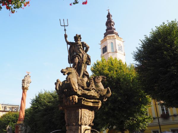 fontanna z rzeźbą Neptuna, z 1732r. dzieło dłuta rzeźbiarza L.Webera. Przy temacie - fontannach : proponuję zwiedzić miasto na Morawach - Ołomuniec, w CIT popro