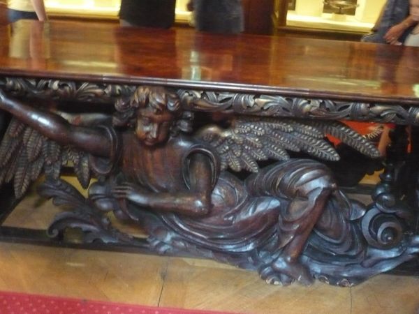 Pięknie rzeźbiona noga od stołu.