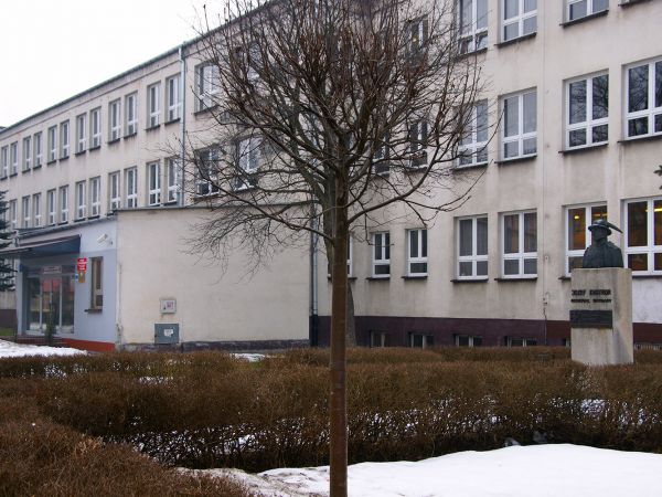 Nowy Sącz-Pomnik gen. Józefa Kustronia