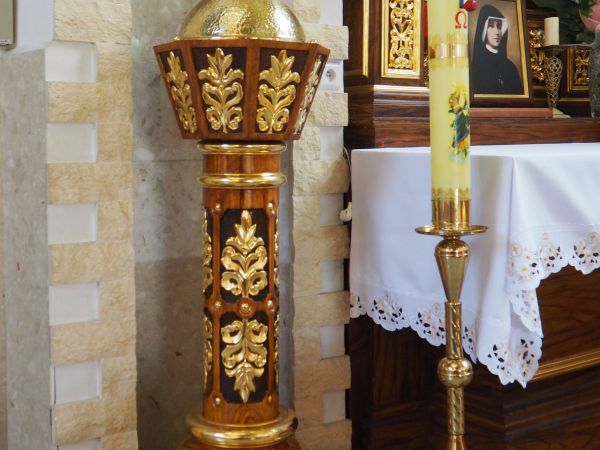 chrzcielnica - ośmioboczny kielich czary i trzon zdobione ornamentem pozornej wici roślinnej - to też symbol rodzącego się życia w świecie chrześcijańskim po ot