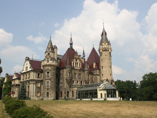 niespotykana architektura Zamku przyciąga rokrocznie do Mosznej rzesze turystów. Zamek, zgodnie z fantazją Franza Huberta - pomysłodawcy i budowniczego - ma 365