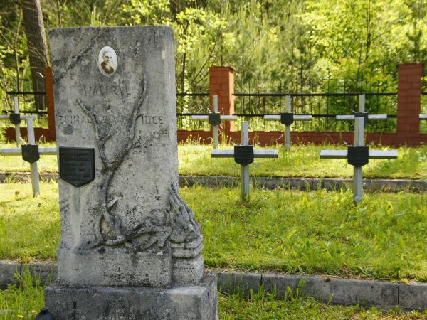 Osuchy-cmentarz  partyzantów Batalionów Chłopskich i Armii Krajowej