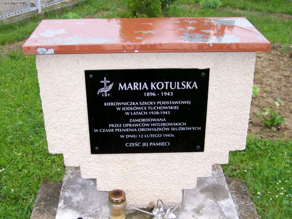 Pomnik Patronki Zespołu Szkół Jodłówki Tuchowskiej Marii Kotulskiej zamordowanej przez Gestapo 1943 r.