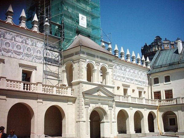 Jedna z najpiękniejszych rezydencji pałacowych w Polsce. Położona 10 km na południe od Przemyśla.  Zamek - pałac powstał w XVI wieku.  Przez kolejne lata rozbud