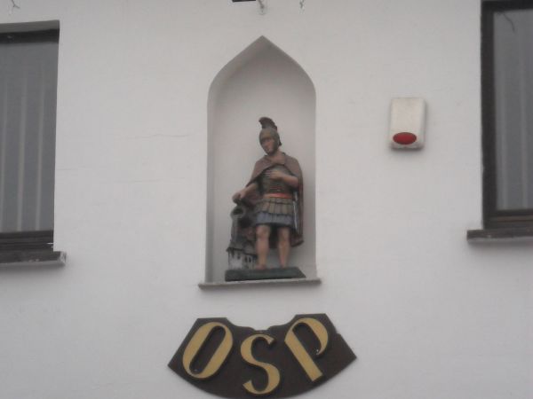 Figurka Św. Floriana na ścianie remizy straży pożarnej