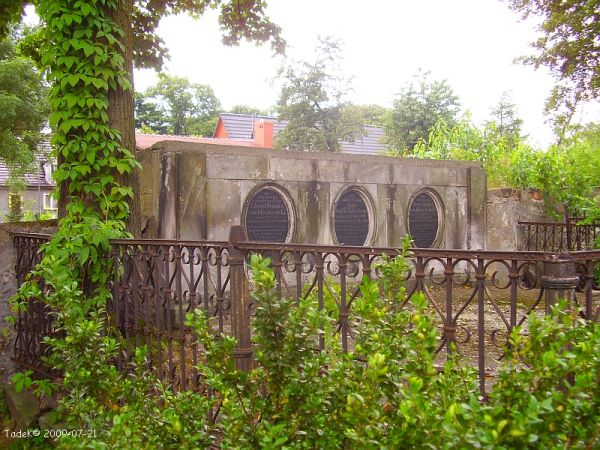 Na lewo od wejścia zachowane nagrobki z lat 1800 - 1900 dawnego cmentarza parafialnego