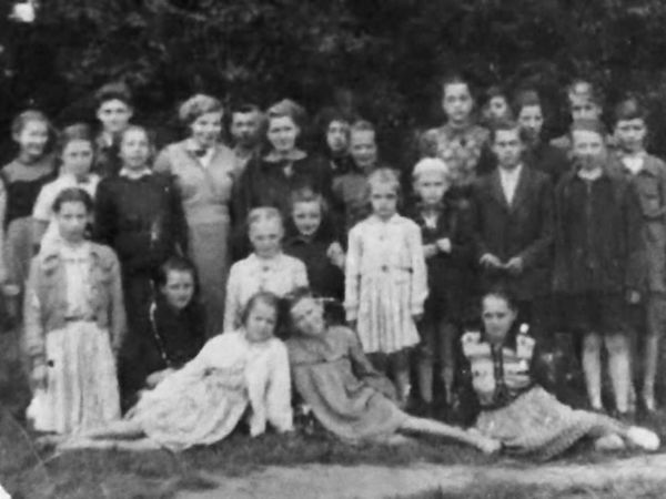 Rok 1956 czerwiec Wyszonowice na boisku szkolnym.Nauczycielki Urbańczyk i Śliwińska