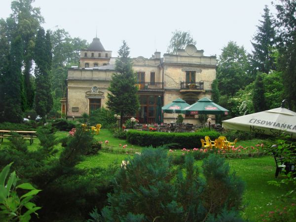Willa pod Matka Boska - Wybudowana w stylu wloskim 1896-1898. W tej willi B. Prus spedzil z rodzina kilka sezonow.
Niestety obecni wlasciciele nie dbaja o nia
