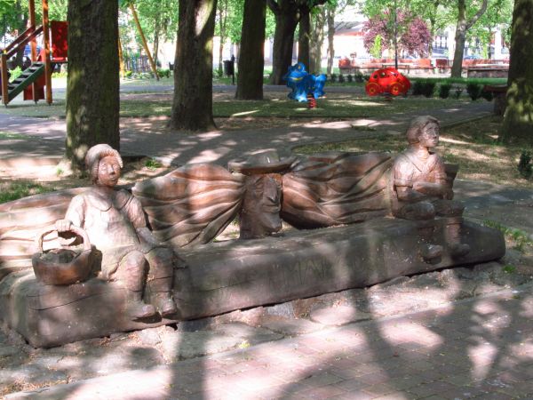 Park Tysiąclecia w Chojnicach - Jaś i Małgosia odpoczywają na ławeczce w parku