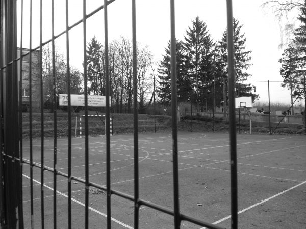 Boisko szkolne przed Liceum Ogólnokształcące w Chobrzanach