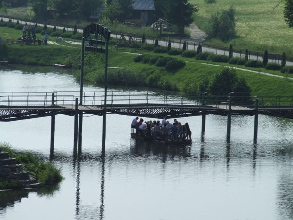 Pływanie gondolą i zdobywanie mostu na jednym ze stawów rekreacyjnych w Krężnicy Jarej