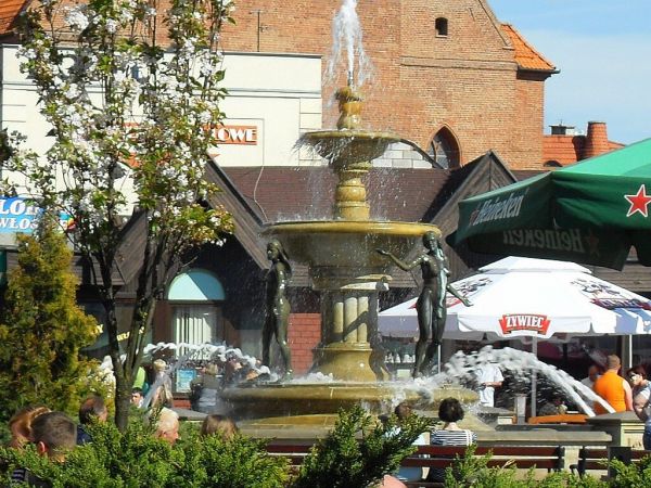 Chwiala wytchnienia w pobliżu uroczej fontanny na Starym Rynku