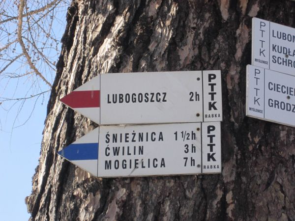 Drogowskazy przy stacji PKP