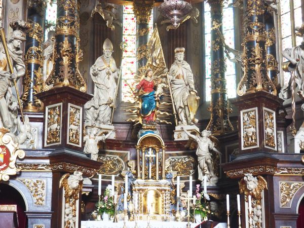 ołtarz główny : centralna scena - NMP Królowa Wszechświata w otoczeniu patronów katedry św. Stanisława i św. Wacława.