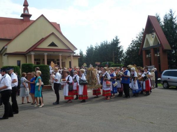 orszak dożynkowy - po mszy świętej - podążał będzie na uroczystości i festyn.