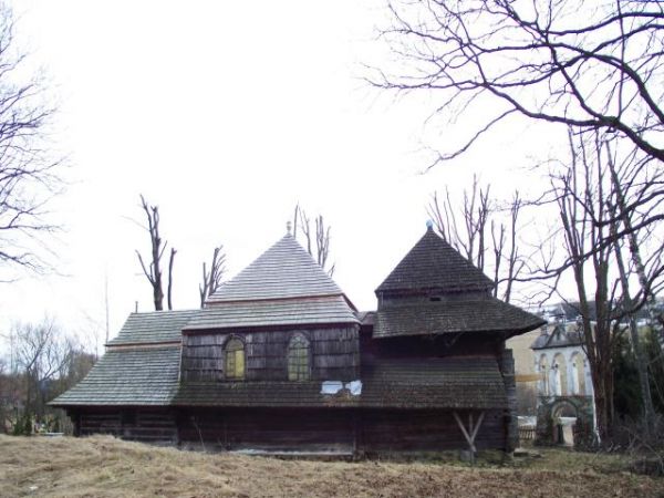 cerkiew - na nadprożu widnieje napis w języku starocerkiewnosłowiańskim oznaczającym datę 1832 - prawdopodobnie jest to rok budowy i konsekracji świątyni, jest