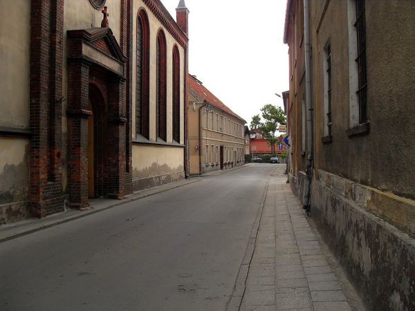 Ulica Tczewska a pierwsze po lewej, mury kościoła św. Katarzyny