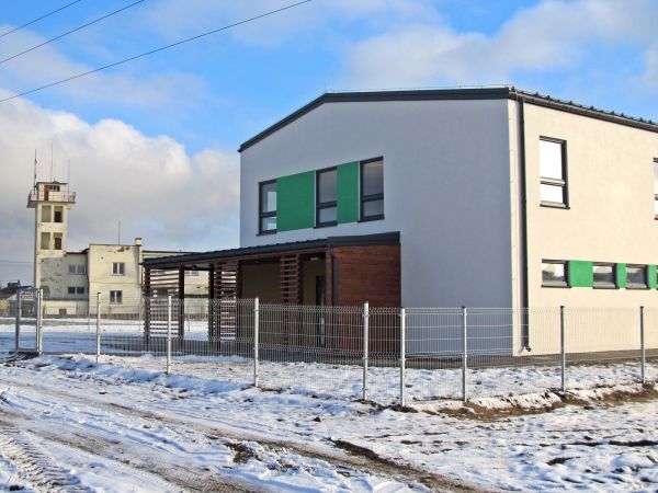 Nowy obiekt Zespołu Szkół Ponadgimnazjalnych w Czarnej Wodzie, wybudowany przez firmę STEICO (produkcja płyt pilśniowych), w miejsce innego obiektu zajętego prz