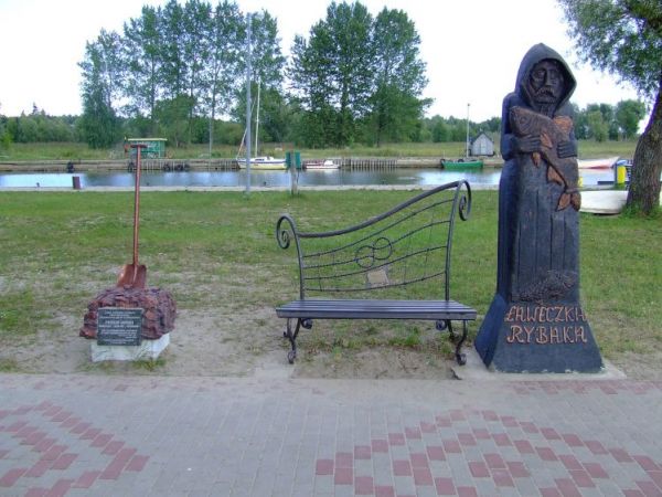 Ławeczka Rybaka nad zalewem