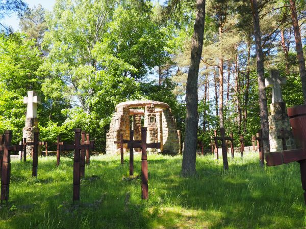 na wzgórzu Łokieć, cmentarz wojenny - tu w 75 mogiłach pojedynczych i 12-tu zbiorowych pochowano żołnierzy austriackich, niemieckich i rosyjskich , poległych po