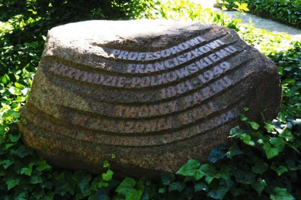 na pamiątkę i w podzięce twórcy parku - głaz położony przy alejkach w sąsiedztwie klombu - rabaty reprezentacyjnej.