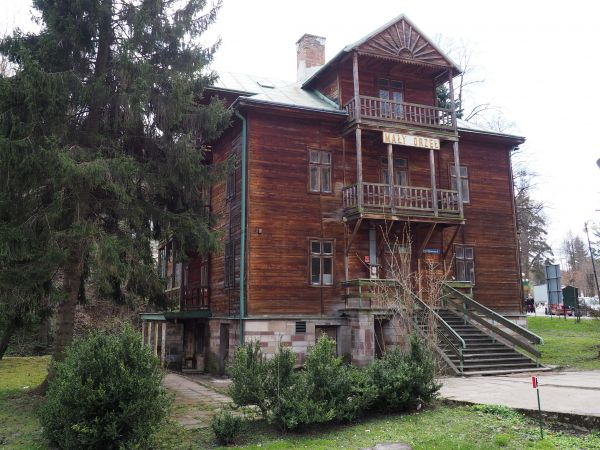 w centrum kurortu : zabytkowy obiekt uzdrowiskowy "Mały Orzeł". Karol hrabia Załuski był założycielem uzdrowiska, jego córka Emma w roku 1849 poślubiła Teofila