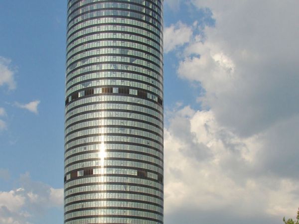 Sky Tower widok od ul. Zaporoskiej