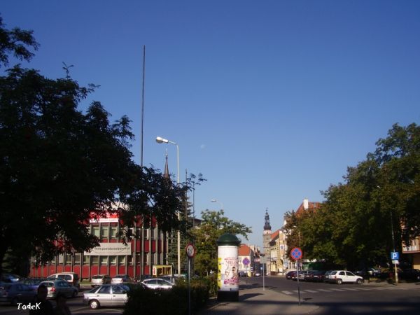 "Urzędniczy deptak" - od 'wieżowca' UM, obok Starostwa do Ratusza (sala ślubów).