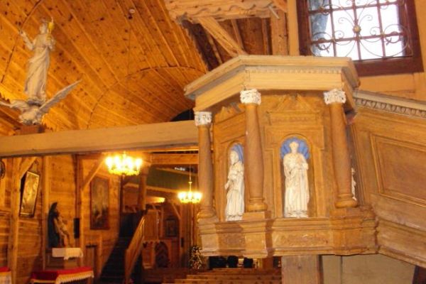 ambony w kościele - dwie - bo ołtarzy głównych dwa i główne nawy też dwie, n/z po lewej widzimy hol co łączy obie nawy ale i symbolizuje łodygę róży -  kwiatu,