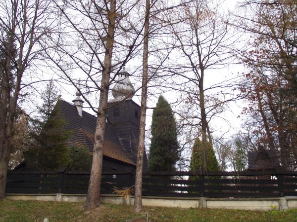 widok na świątynię od strony drogi - trasy / małej pętli bieszczadzkiej.