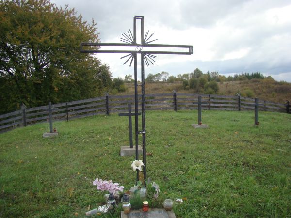 Na wzgórzu Lachawa: cmentarz wojenny żołnierzy rosyjskich, niemieckich i austro-węgierskich z I wojny światowej.