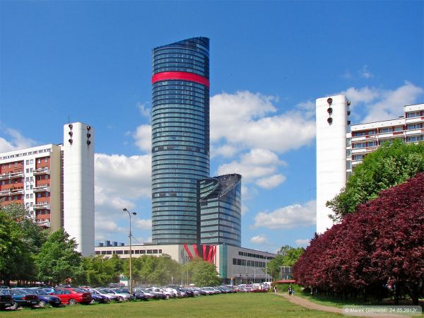 Sky Tower widok od ul. Radosnej
