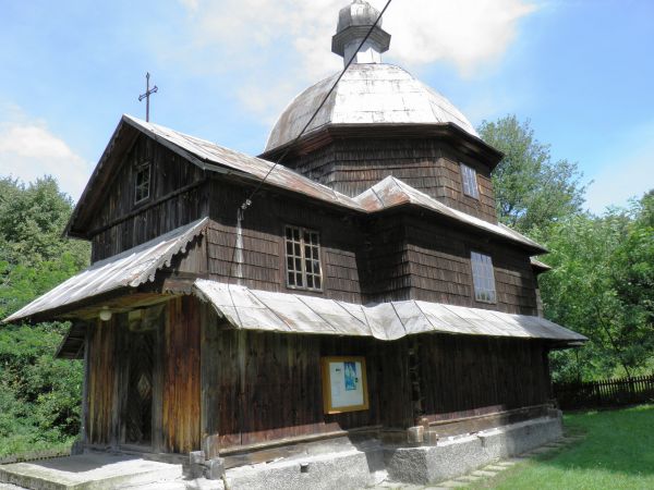 Cerkiew p.w. Św. Mikołaja Cudotwórcy w stylu bojkowskim . We wnętrzu obraz Matki Bożej Śnieżnej.