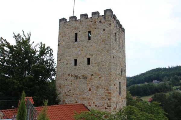 zamkowa wieża forteczna - mury ubogacone krenelażem, całość starannie i kunsztownie odrestaurowane.