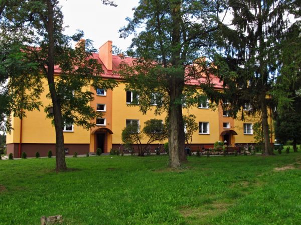 Teren zielony przy bloku mieszkalnym na ulicy Słowackiego 5