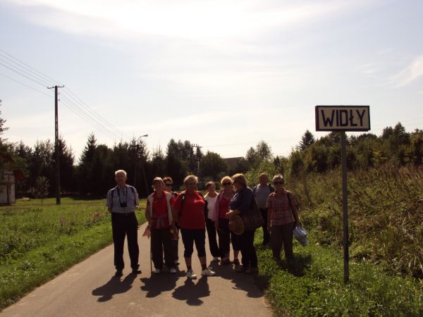 przysiółek Widły - osiągnęliśmy, idąc od m. Górki /jest galeria - zapraszam/  i należący do nich przysiółek Równe, po prawej mieliśmy przysiółek  m. Grabownica