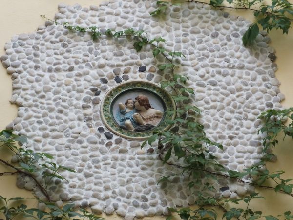 plastron na ścianie hotelowego atrium