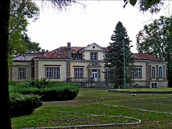 Dwór Szlachecki z końca XIX wieku otoczony parkiem krajobrazowym i stawem. Do 1945 roku należał do rodziny hrabiów Łastowieckich.