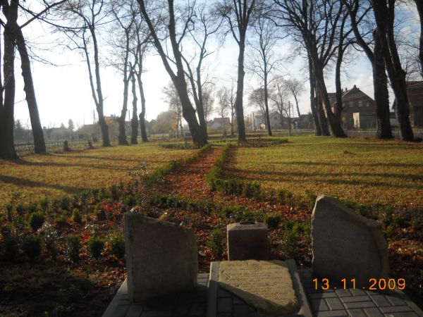 Obecnie park z tablicą upamiętniającącmentarz parafii ewangelicko-agsburskiej,gdzie spoczywają też doczesne szczątki  Katolików i Menunitów zamieszkiwałych w ok