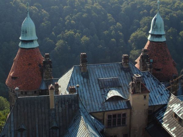 Zamek Książ - wybudowany w latach 1288-1292 przez księcia świdnicko-jaworskiego Bolka I Surowego . Od 1509 r. jako zastaw, a od 1605 r. wykupiony i wlasnosc dzi