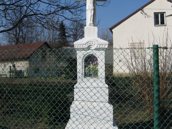 kapliczka słupowa, czterometrowa, przy rozwidleniu dróg, wybudowana tuż po  I-szej wojnie światowej, zwieńczona kamiennym krzyżem, w którym wykuty jest ukrzyżow