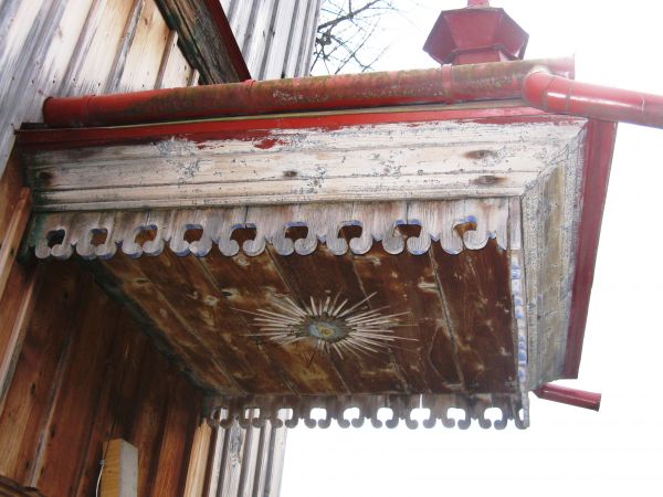 Złociste promienie rozsiewa Oko Opatrzności Bożej - na suficie baldachimu - wejścia do cerkwii.