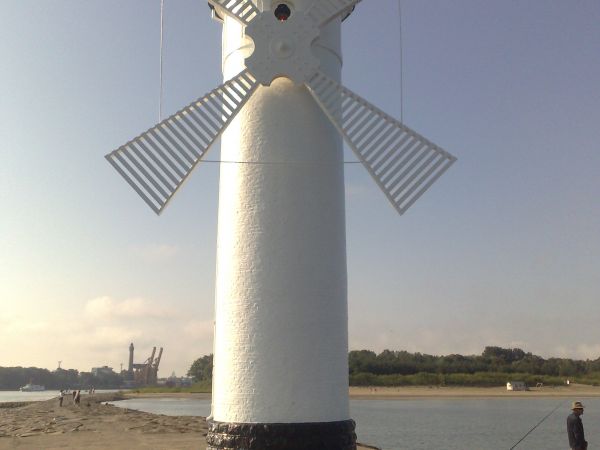 Falochron Zachodni ze Stawą Młyny – o długości ok. 350 m, wybudowany w latach 1818-1923, na końcu plaży na wyspie Uznam przy ujściu Świny do Bałtyku. Stawa Młyn