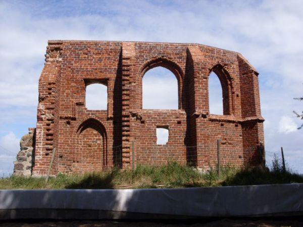 Ruiny kościoła nad morzem.
