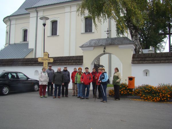 przed: kościół parafialny z 1757r. z oddzielnie stojącą dzwonnicą, otoczony obronnym murem z widocznymi otworami strzelniczymi, w ściętych narożnikach - bramki.