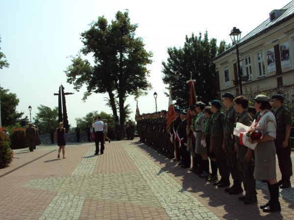 przed pomnikiem "Synom Ziemi Sanockiej" - na Placu św. Jana - uroczysty apel i ceremonia złożenia wiązanek na okoliczność obchodów Święta Wojska Polskiego - 201