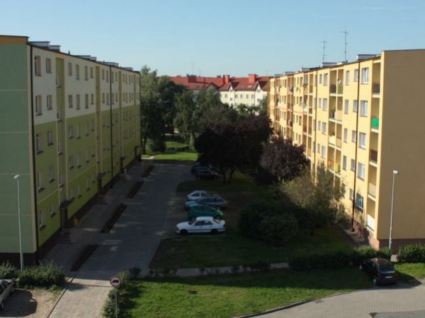 Dwa z trzech budynków osiedla zwanego potocznie 'za pocztą'.