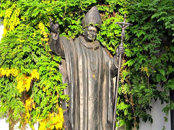 Posąg Jana Pawła II na terenie franciszkańskiego klasztoru-sanktuarium w Niepokalanowie („Gród Maryi”)