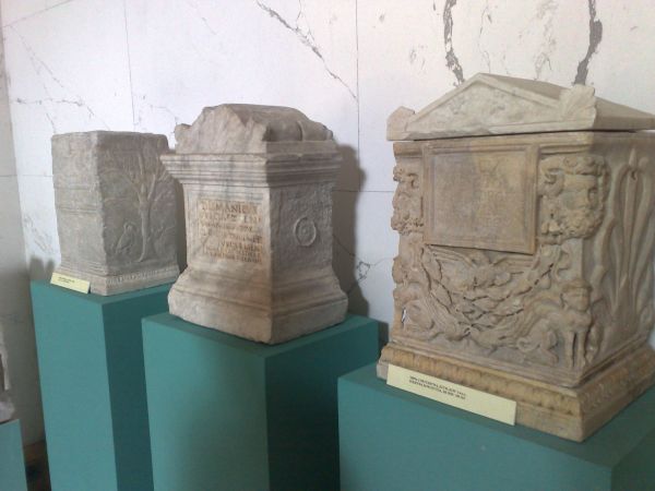 Urny rzymskie z przykrywą z końca I w.n.e.